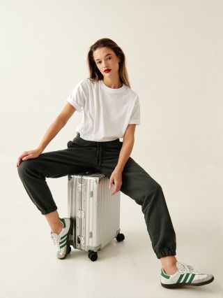 Elevate your closet with timeless essentials of enduring quality. Pozdvihnite svoj šatník našimi nadčasovými kúskami.